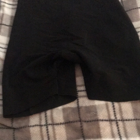 SKIMS Black Shaping Shorts low back - Picture 4 of 5